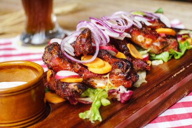 Bira ile lezzetli ızgara kaburga