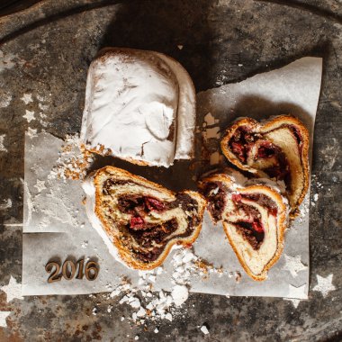 dilimlenmiş Noel stollen