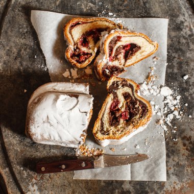 dilimlenmiş Noel stollen