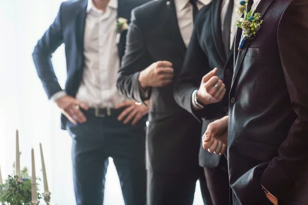 Elegantes e bonitos noivos — Fotografia de Stock