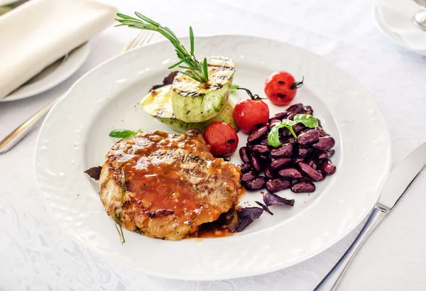 Steak with grilled vegetables — Stock Photo, Image