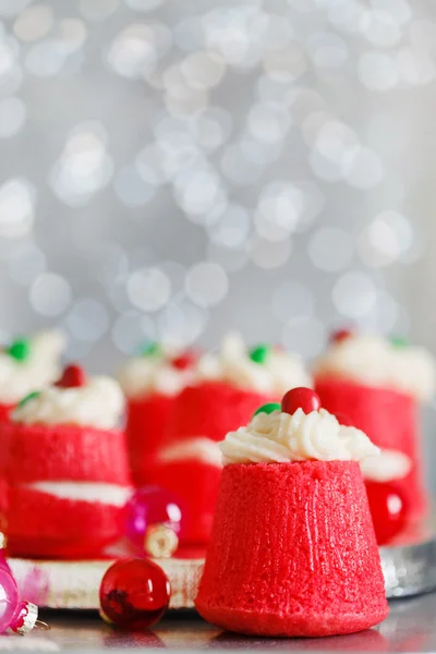 Weihnachtskuchen aus rotem Samt — Stockfoto