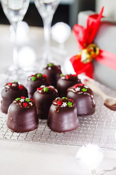 Різдвяний шоколадний десерт з зірками — стокове фото