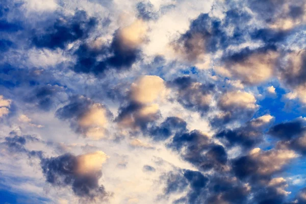 Cielo tormentoso con nubes — Foto de Stock