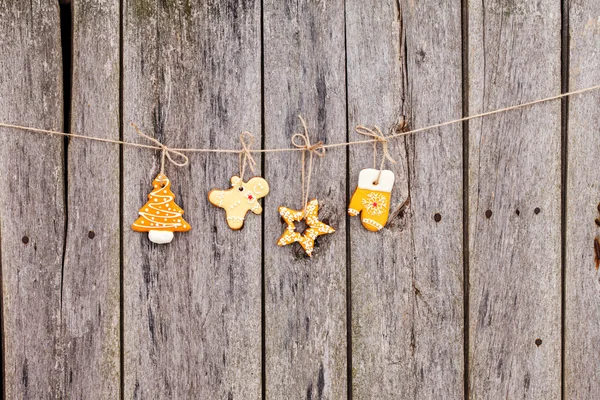 Galletas de Navidad en cuerda —  Fotos de Stock