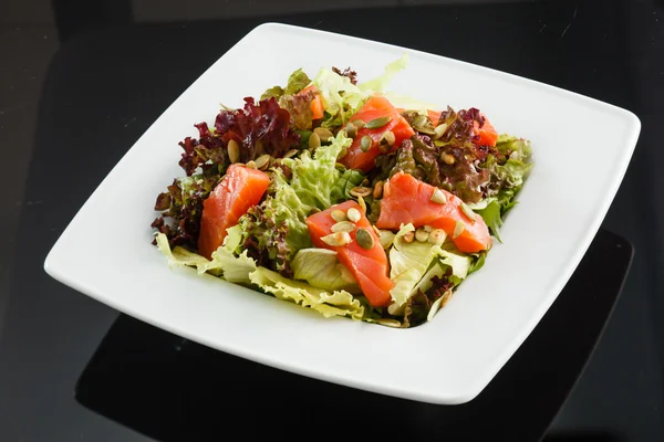Lachssalat mit Gemüse — Stockfoto