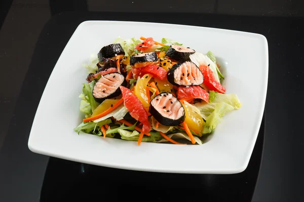 Salad with salmon and vegetables — Stock Photo, Image