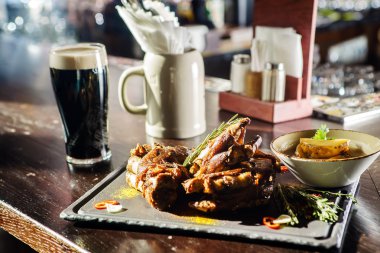 pişmiş kavrulmuş domuz