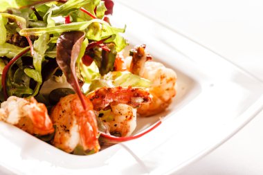 karides ve sebzeli salata