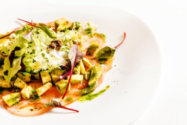 Vejetaryen carpaccio plaka üzerinde