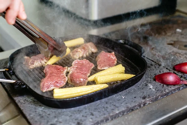 Steka kött på tallriken — Stockfoto