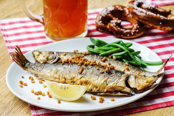 Tasty roasted mackerel with beer — Stock Photo, Image