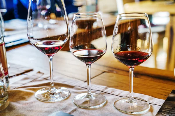 Wino w szklankach trzy — Zdjęcie stockowe