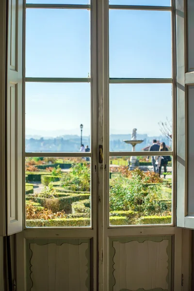 Janela aberta com jardim — Fotografia de Stock