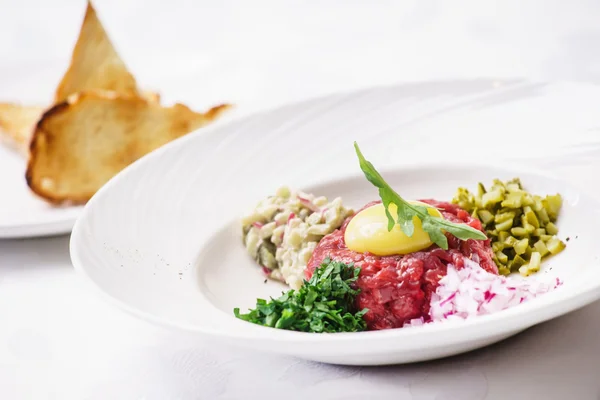 Tartare con uovo su piatto — Foto Stock