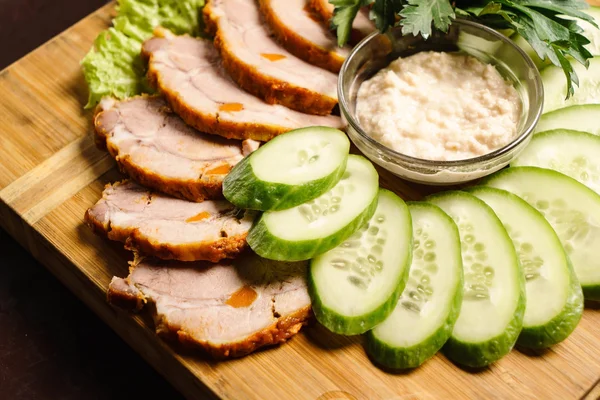 etli meze tabağı üzerinde