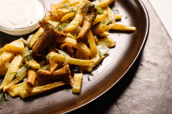 Mantarlı kızarmış patates.