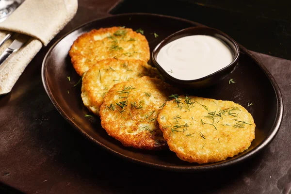 Potato pancakes with sour cream — Stock Photo, Image