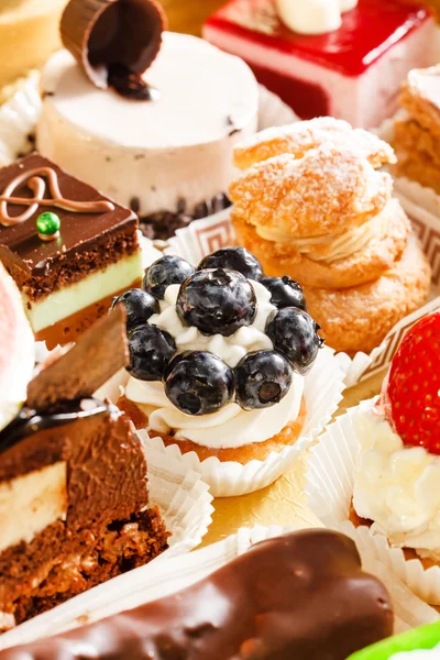 Chocolate pastries with berries — Stock Photo, Image