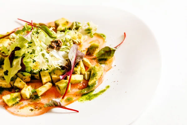 Vejetaryen carpaccio plaka üzerinde