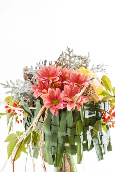 Цветочные композиции с хризантемами — стоковое фото