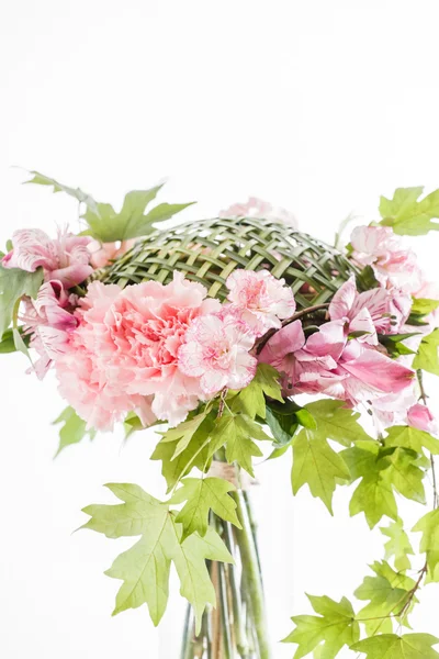 Floral regeling met roze bloemen — Stockfoto