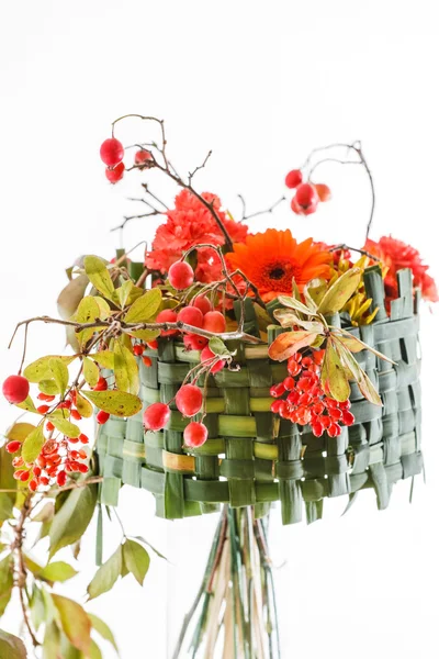Arrangement floral avec des baies et des fleurs de gerbera — Photo