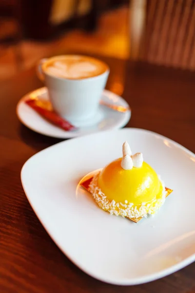 Kaffee mit leckerem Kuchen — Stockfoto