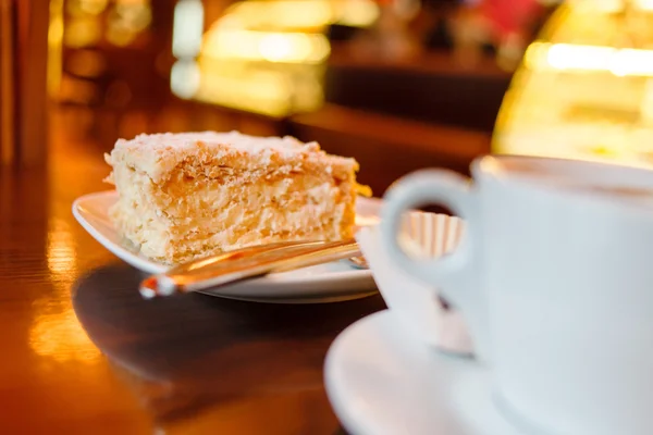 Koffie met smakelijke cake — Stockfoto