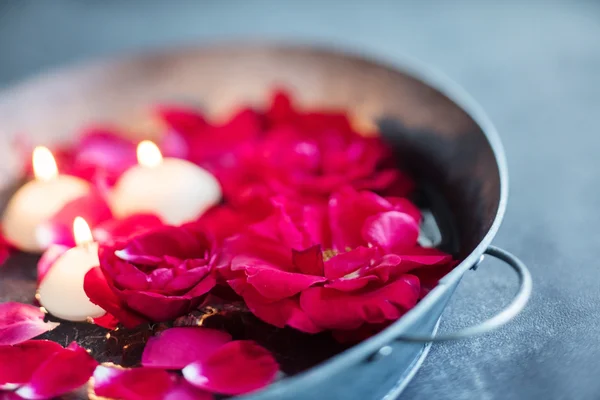 Rosas vermelhas com pétalas e velas — Fotografia de Stock