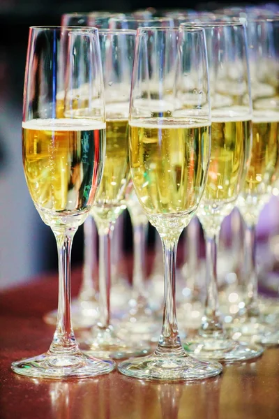 Окуляри шампанського на столі — стокове фото