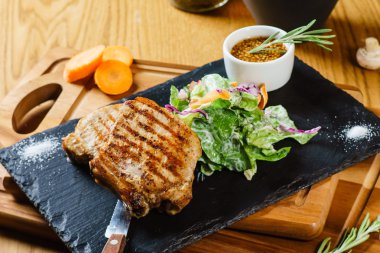 Sebze ile lezzetli ızgara et