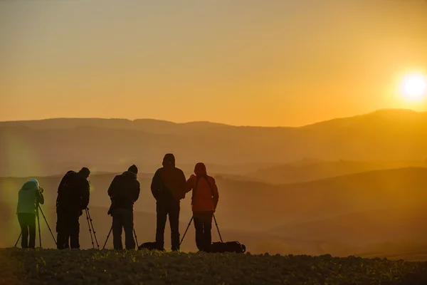 Silhouette of a landscape photographers — Stock Photo, Image