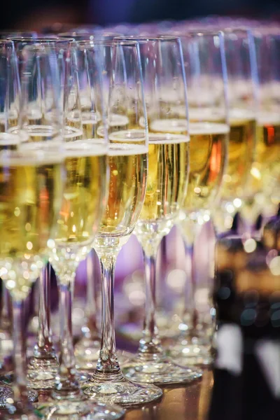 Szklanki szampana na stole — Zdjęcie stockowe