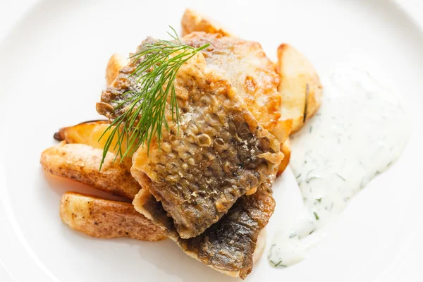 Poisson frit aux pommes de terre — Photo