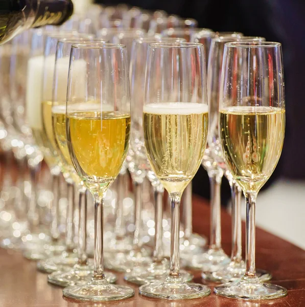 Szklanki szampana na stole — Zdjęcie stockowe