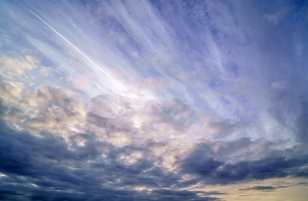 Розпалене небо з хмарами — стокове фото