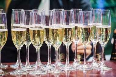 Masada bir kadeh şampanya.