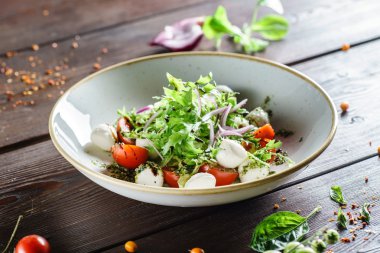 Tabakta lezzetli salata