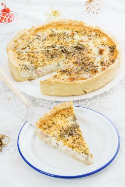 quiches Noel masa üzerinde peynir ile