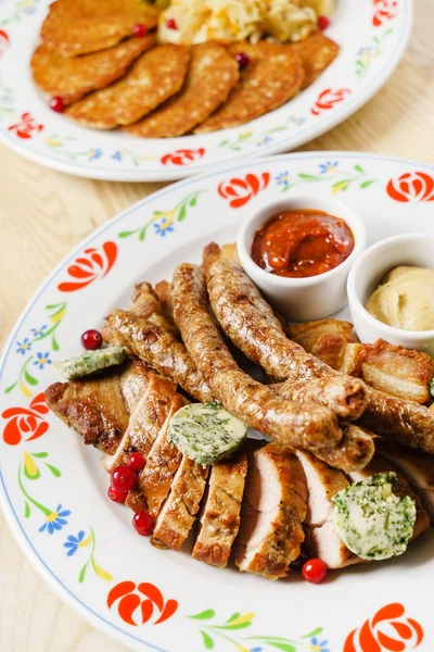 혼합된 고기 접시와 감자 팬케이크 — 스톡 사진
