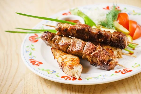 Tasty kebab with vegetables — Stock Photo, Image