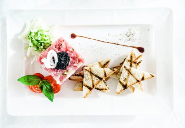 ton balıklı tartar plaka üzerinde