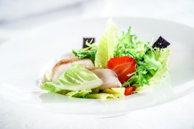 çilek Tavuk salatası