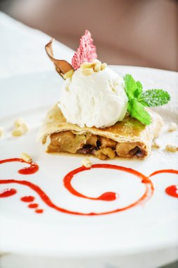 dondurma ve nane ile Apple strudel