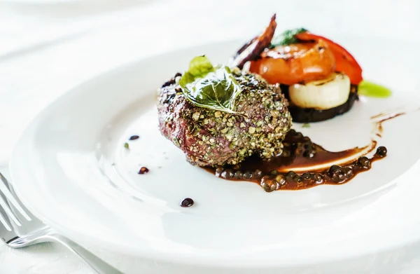 Steak with vegetables and sauce — Stock Photo, Image