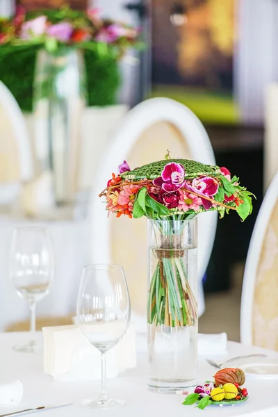 Restaurant Tischdekoration mit Blumen — Stockfoto