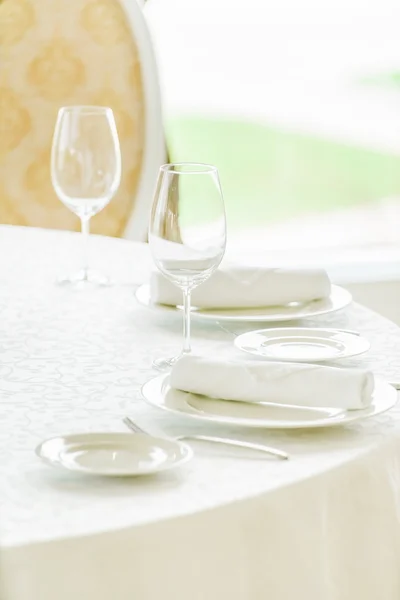 Tisch zum Essen gedeckt — Stockfoto