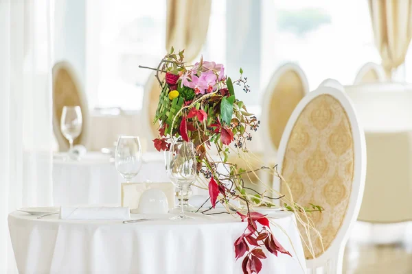 Restauracja stół dekoracja z kwiatów — Zdjęcie stockowe
