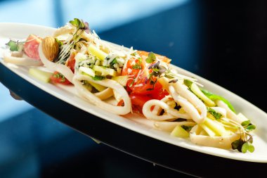 plaka üzerinde deniz mahsulleri salatası